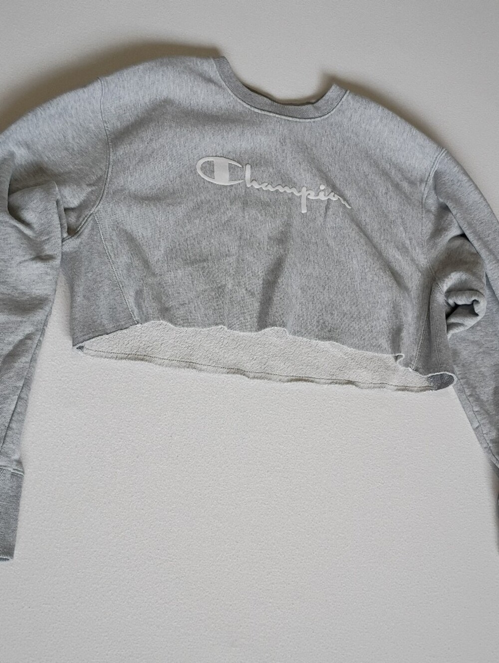 Champion grey Crewneck Neutral Minimalist sweatshirt raw-edge cropped hem Size L